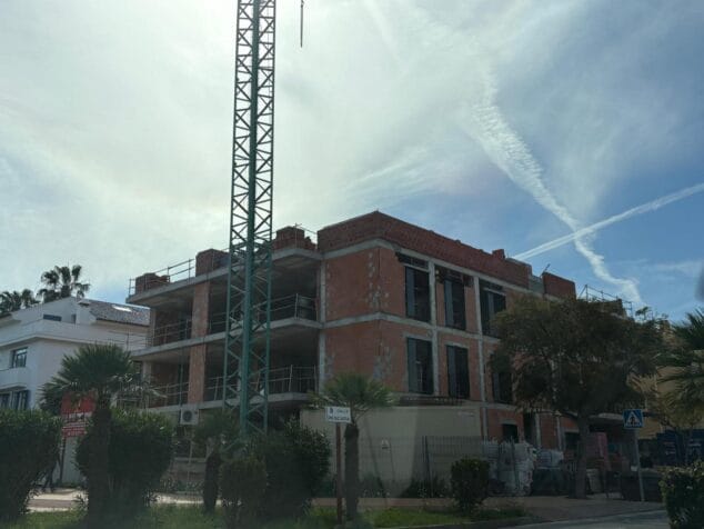 Imagen: Obra de construcción de un edificio con una grúa torre en Xàbia.