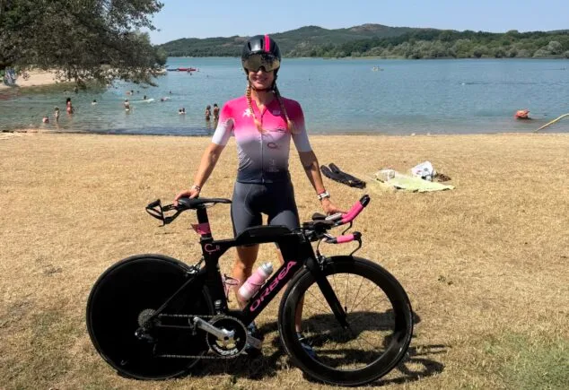 Imagen: Cristina Roselló junto a su bici