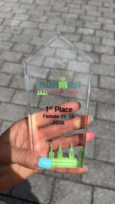 Cristina Roselló muestra su trofeo del Ironman de Vitoria