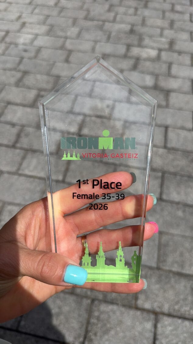 Imagen: Cristina Roselló muestra su trofeo del Ironman de Vitoria
