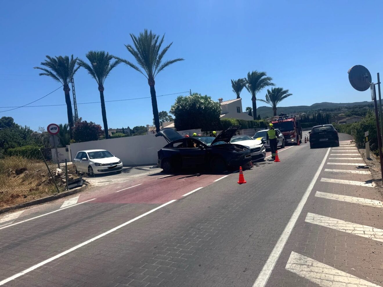 Daños materiales severos en los vehículos implicados tras el aparatoso accidente en el Camí Cabanes (CV-742) de Xàbia