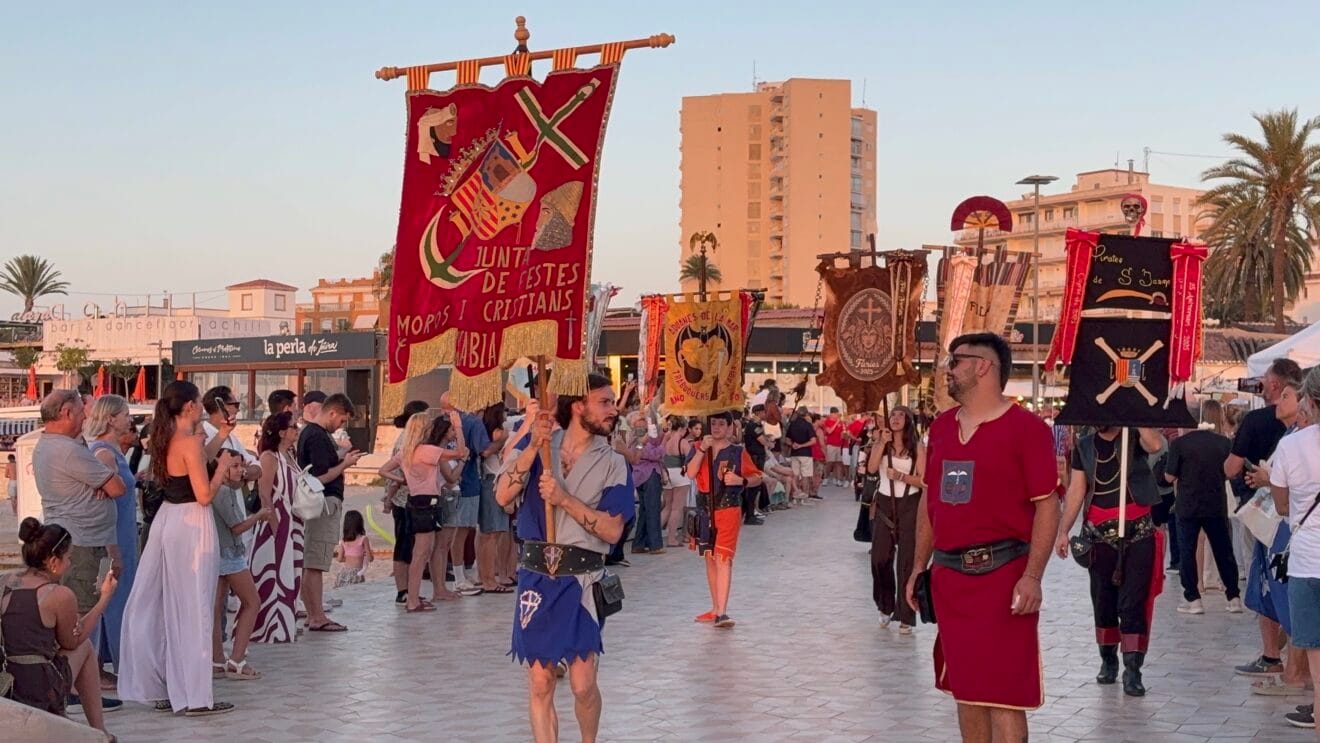 Desfile informal de Moros i Cristians en el Arenal de Xàbia 2026 (1)