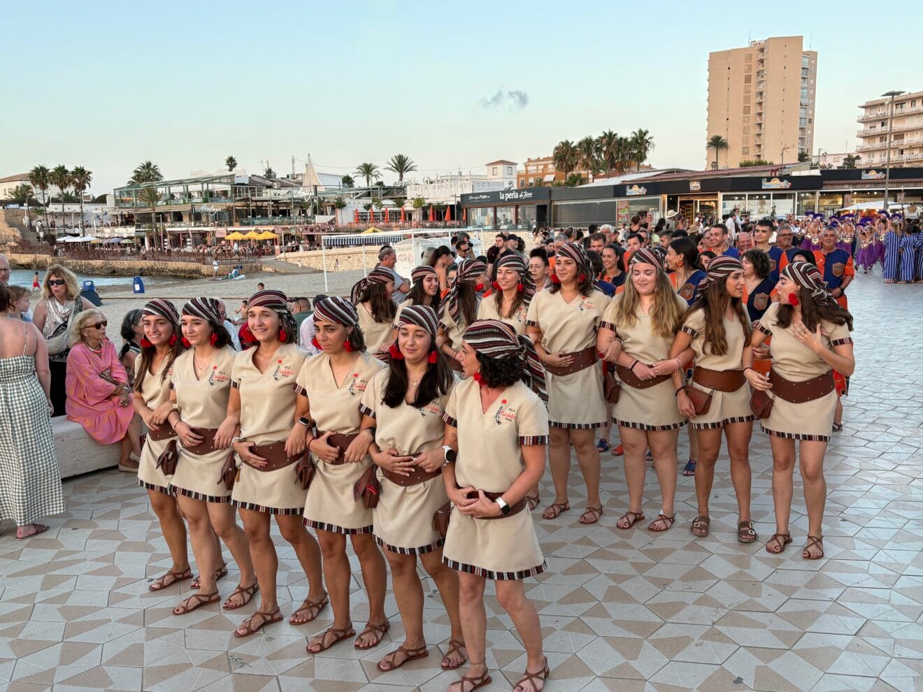 Desfile informal de Moros i Cristians en el Arenal de Xàbia 2026