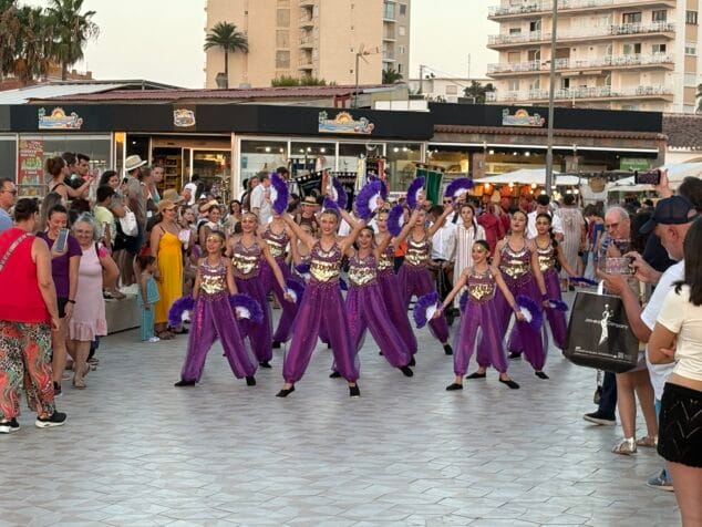 Imagen: Ballet de Endanza en la Entraeta de Moros i Cristians en el Arenal de Xàbia 2026