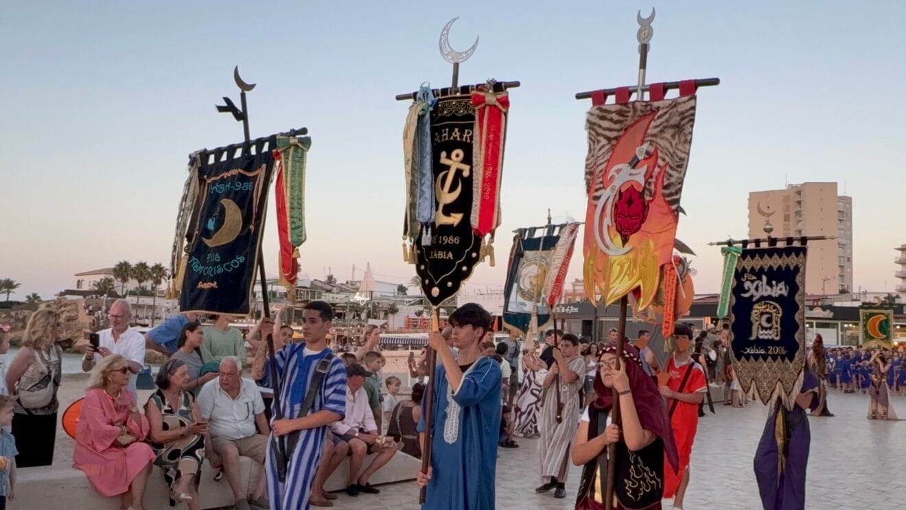 Desfile informal de Moros i Cristians en el Arenal de Xàbia 2026 (24)