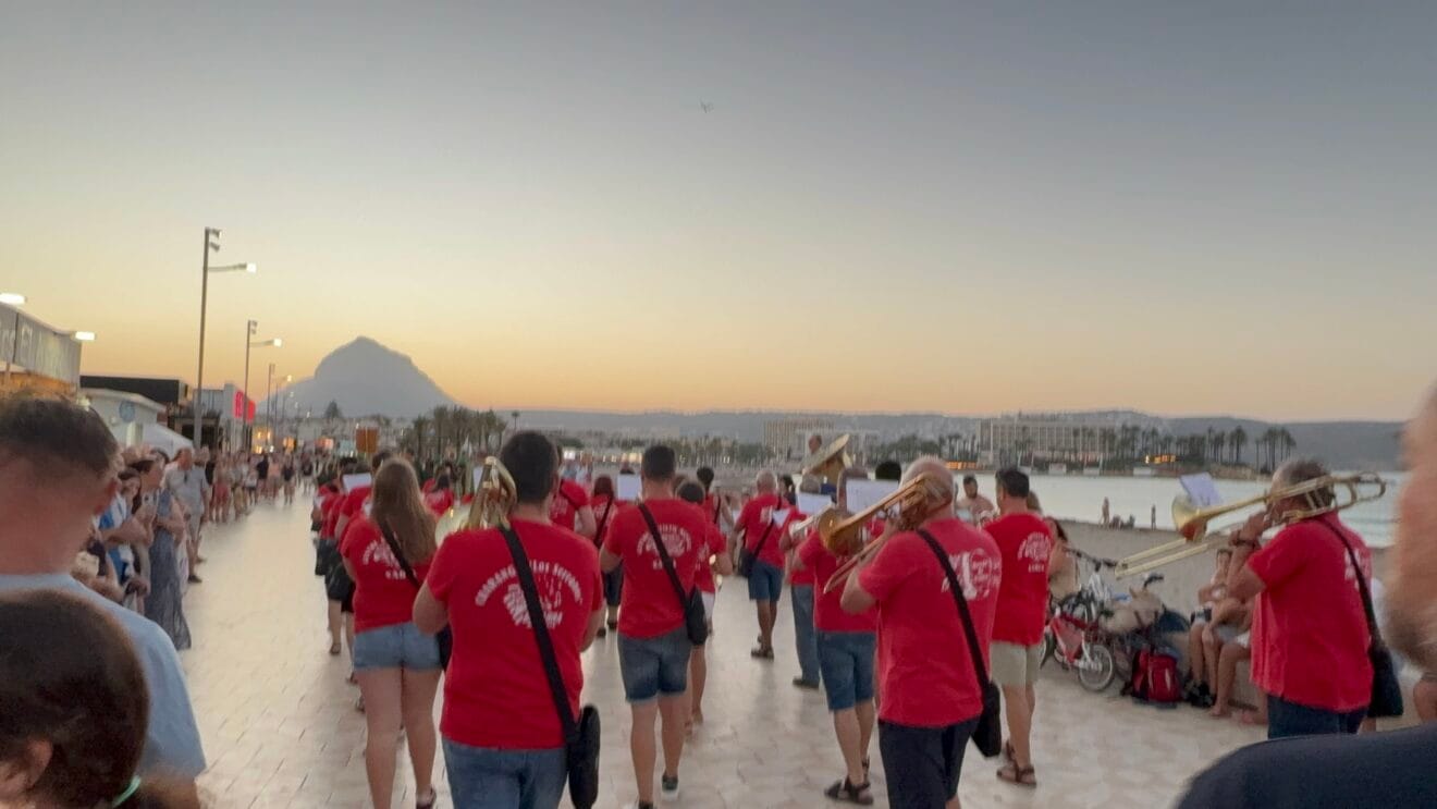Banda de música en la Entraeta de Moros i Cristians en el Arenal de Xàbia 2026