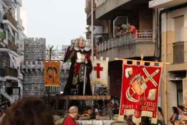 José Antonio Buigues, abanderado cristiano abriendo el desfile Moros i Cristians Xàbia 2026