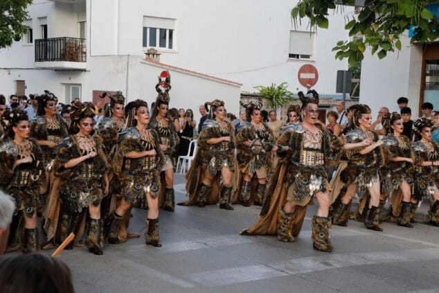 Imagen: La nueva Filà Fúries en el desfile Moros i Cristians Xàbia 2026