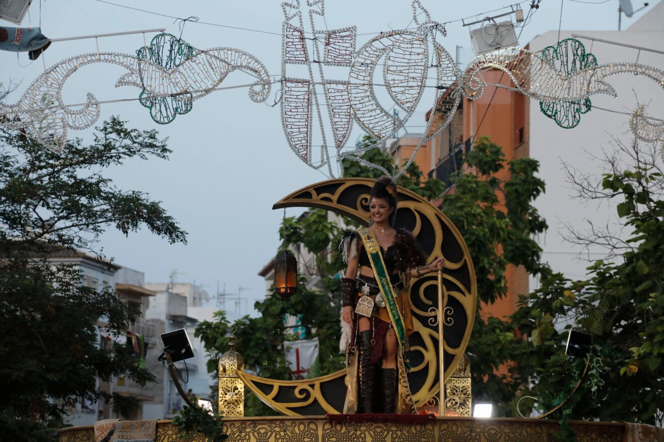 Aroa Sánchez, abanderada mora abriendo el desfile de las tropas moras en los Moros i Cristians Xàbia 2026