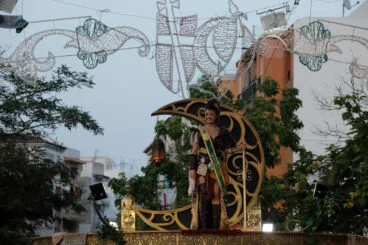 Aroa Sánchez, abanderada mora abriendo el desfile de las tropas moras en los Moros i Cristians Xàbia 2026