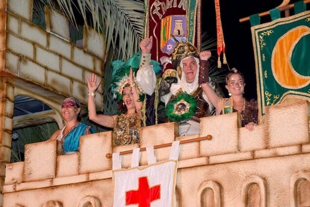 Imagen: El bando moro toma el poder del castillo | Foto A.M.- Junta de Moros i Cristians