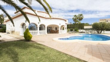 El exterior destaca por una parcela llana de más de 1.800 m²