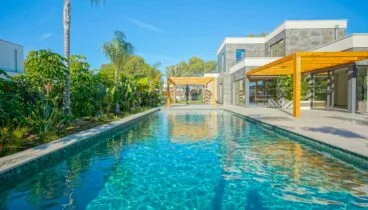 El exterior gira en torno a una piscina de agua salada estilo Bali