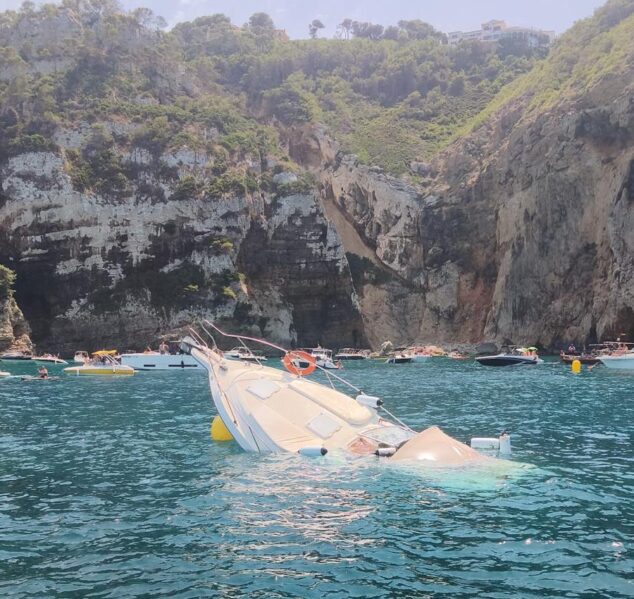 Imagen: Embarcación hundiéndose en la Cala Portitxol de Xàbia