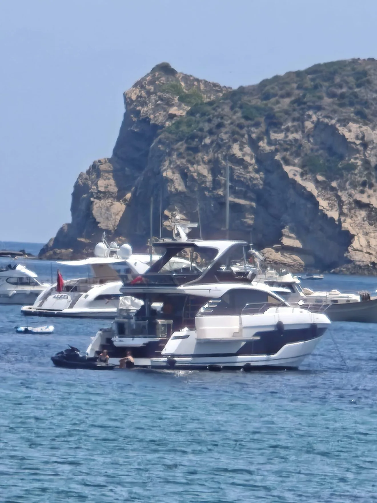 Embarcaciones fondeadas en la Cala Blanca