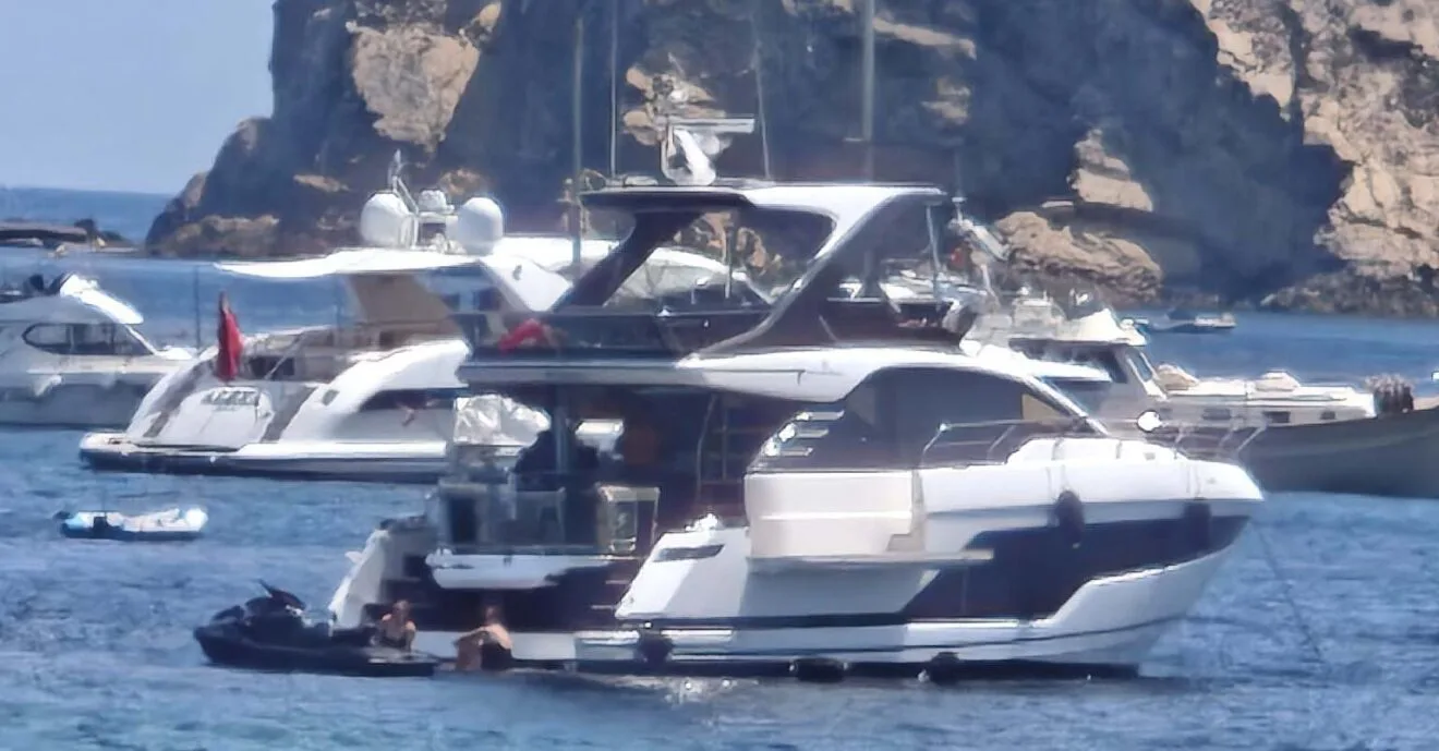 Embarcaciones fondeadas en la Cala Blanca