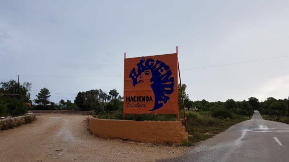 Imagen: Entrada a la discoteca ubicada en el Parque Natural del Montgó de Xàbia