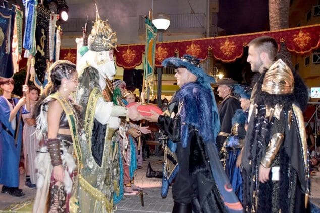 Imagen: Entrega de la llave del castillo | Foto A.M. - Junta de Moros i Cristians Xàbia
