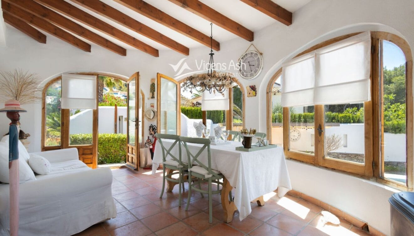Espacio acristalado ideal para usar como comedor interior secundario