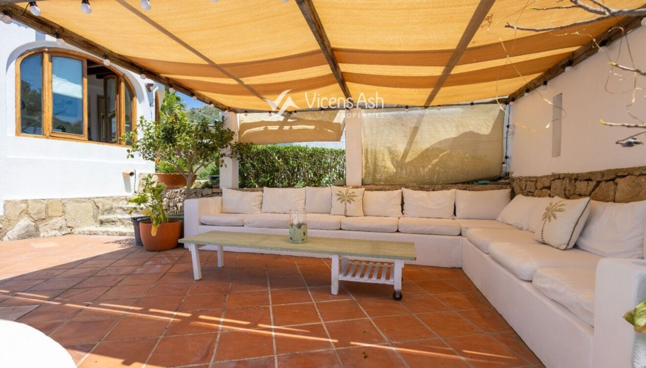 Espacio bajo pérgola idóneo para resguardarse en las horas de más sol