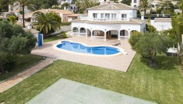Exterior sostenible y una terraza pensada para cenas largas de verano