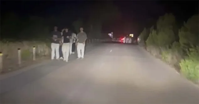 Imagen: Grupos de personas en la Carretera al Cabo San Antonio