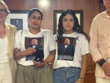 Paula (mujer) y Pamela Andrea (hija) en la entrega de la medalla
