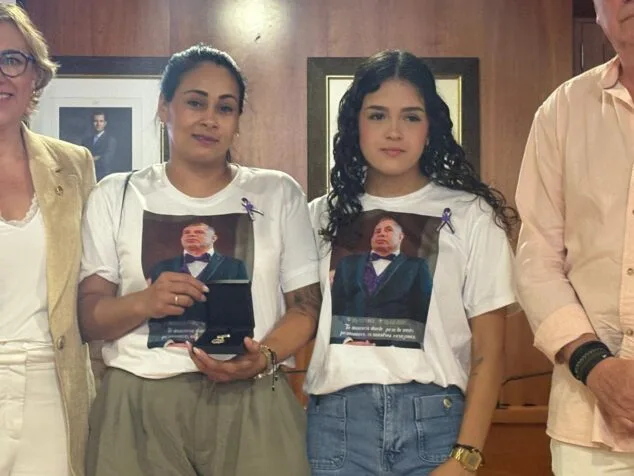 Imatge: Paula (dona) i Pamela Andrea (filla) al lliurament de la medalla