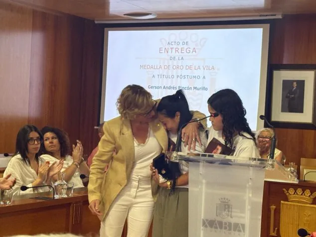 Imatge: Emotiu moment a l'homenatge i entrega de la Medalla d'Or de la Vila de Xàbia a Gerson Andrés Rincón