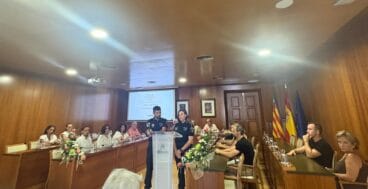 Agentes de la Policía Local de Xàbia conducen el acto institucional