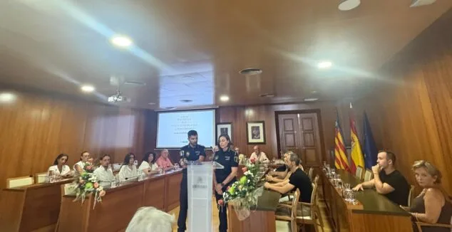 Imatge: Agents de la Policia Local de Xàbia condueixen l´acte institucional