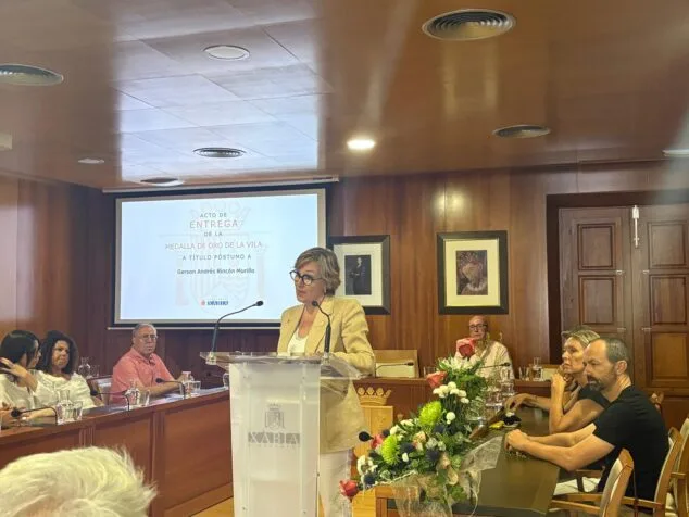 Imatge: Rosa Cardona a l'homenatge i entrega de la Medalla d'Or de la Vila de Xàbia a Gerson Andrés Rincón