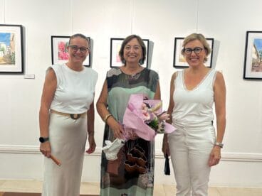 María Rosa junto a la alcaldesa y la edil de Cultura en la inauguración de la exposición de acuarelas