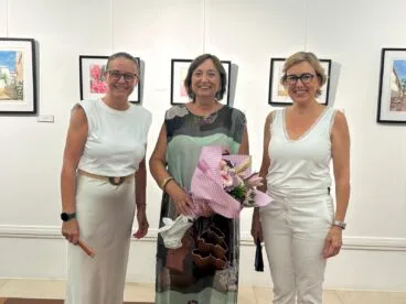 María Rosa junto a la alcaldesa y la edil de Cultura en la inauguración de la exposición de acuarelas