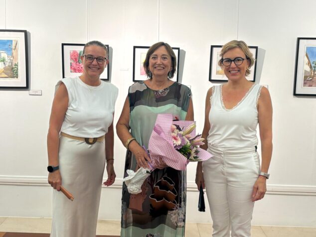 Imagen: María Rosa junto a la alcaldesa y la edil de Cultura en la inauguración de la exposición de acuarelas