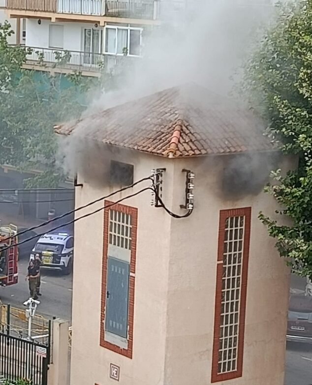 Imagen: Incendio en la torre eléctrica del Arenal