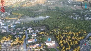 Vista aérea de humo de incendio forestal cerca de casas en Xàbia.