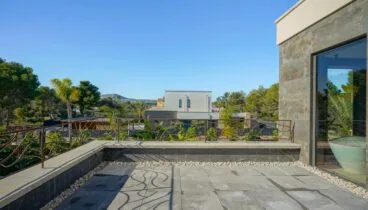 Instalación de agua salada de grandes dimensiones rodeada de terraza