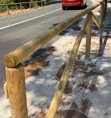 Instalación de nuevas talanqueras en la carretera del Portitxol