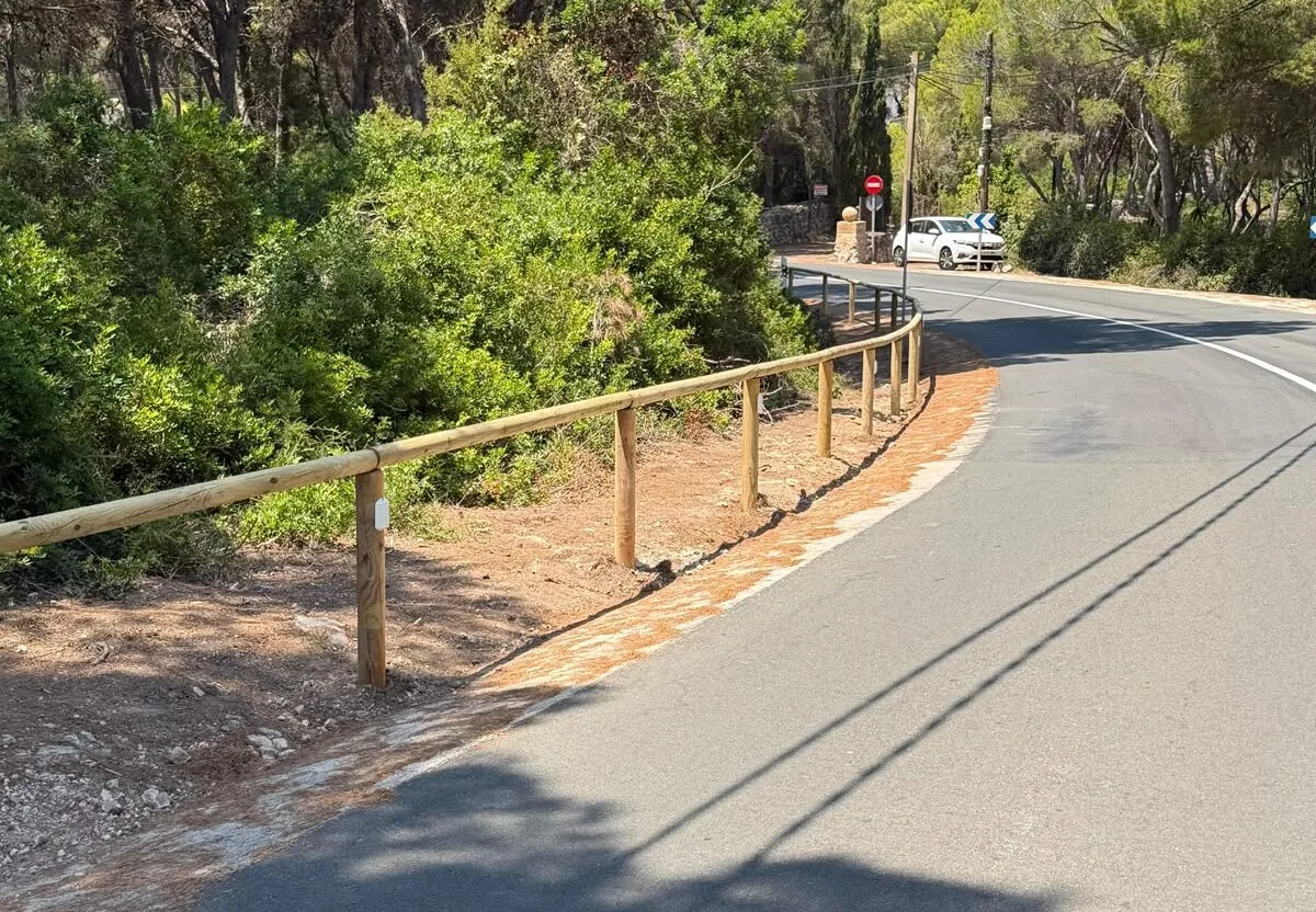 Instalación de nuevas talanqueras en la carretera del Portitxol
