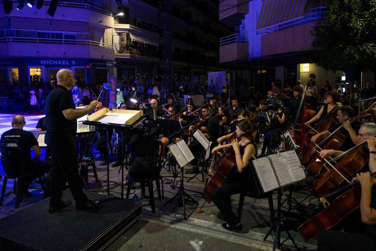 La Orquesta Sinfónica de Xàbia durante el evento del Ajedrez Viviente