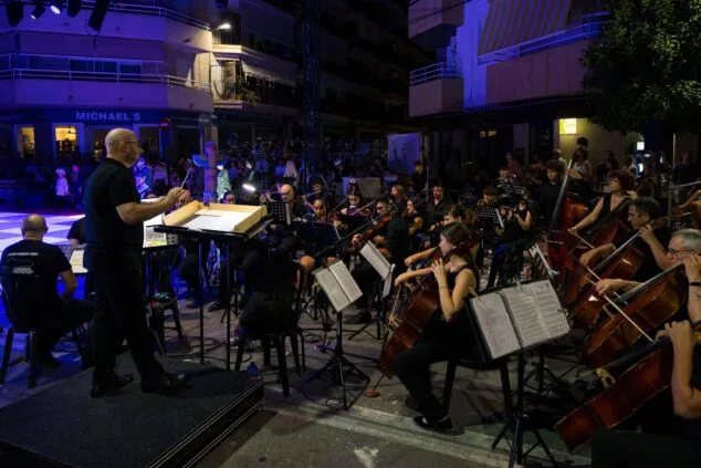 Imagen: La Orquesta Sinfónica de Xàbia durante el evento del Ajedrez Viviente