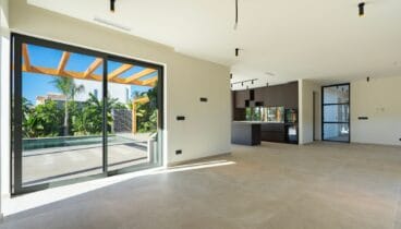 La vivienda se distribuye en tres niveles con abundante luz natural