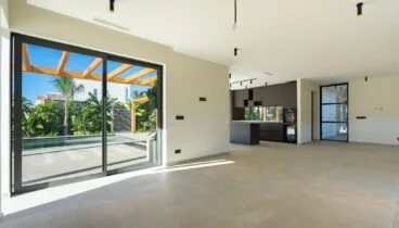 La vivienda se distribuye en tres niveles con abundante luz natural