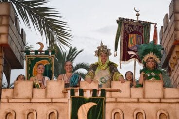 Las autoridades moras en lo alto del castillo | Foto A.M.- Junta de Moros i Cristians