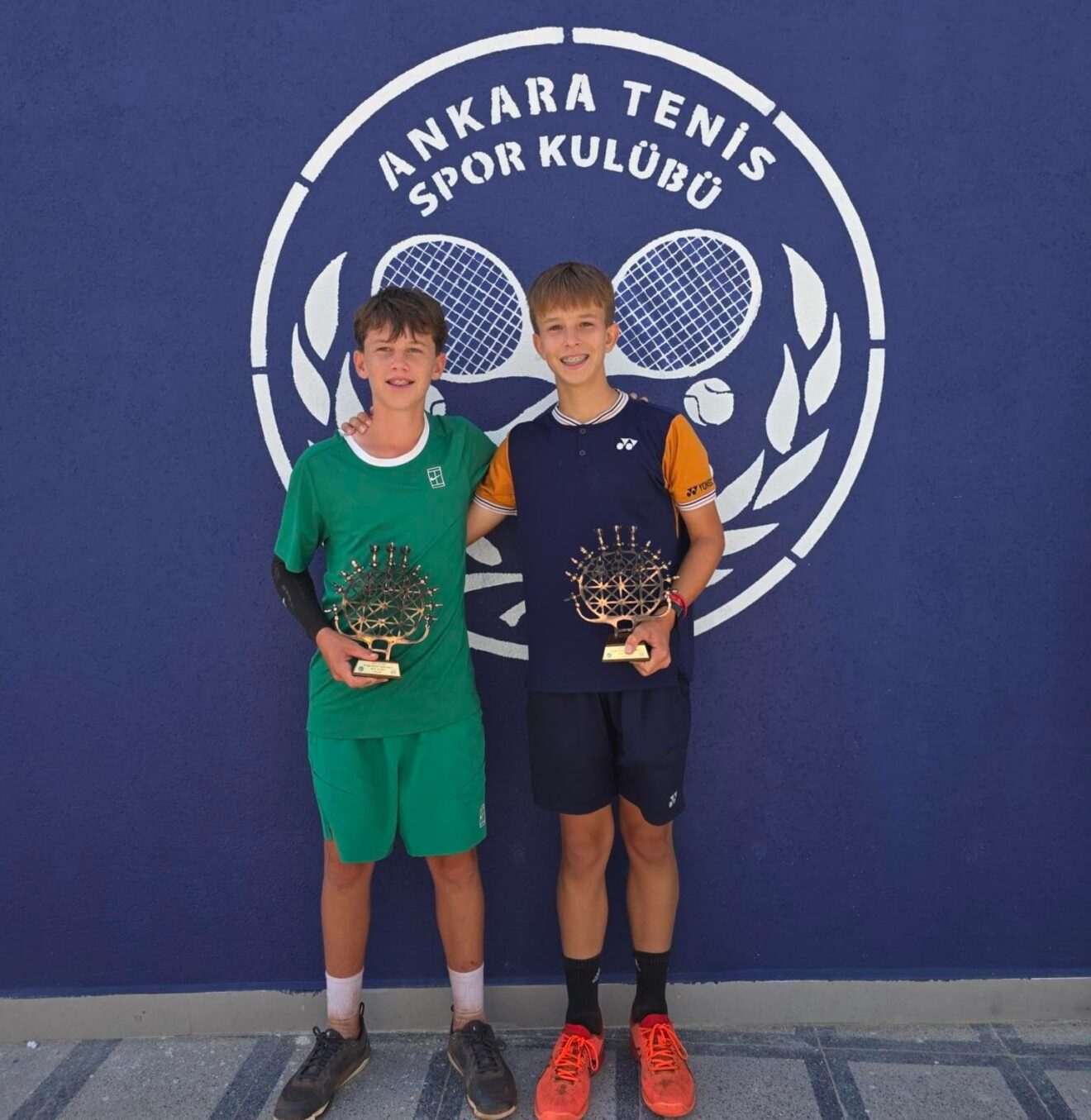 Luca Barclay y Maxim Sokol con trofeos en Ankara