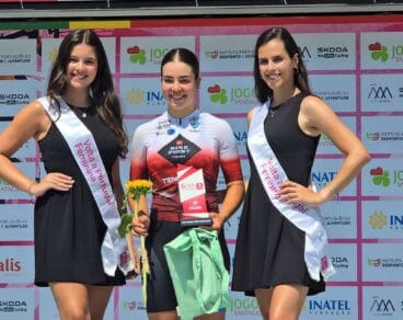 Noa Alderete recogiendo el trofeo