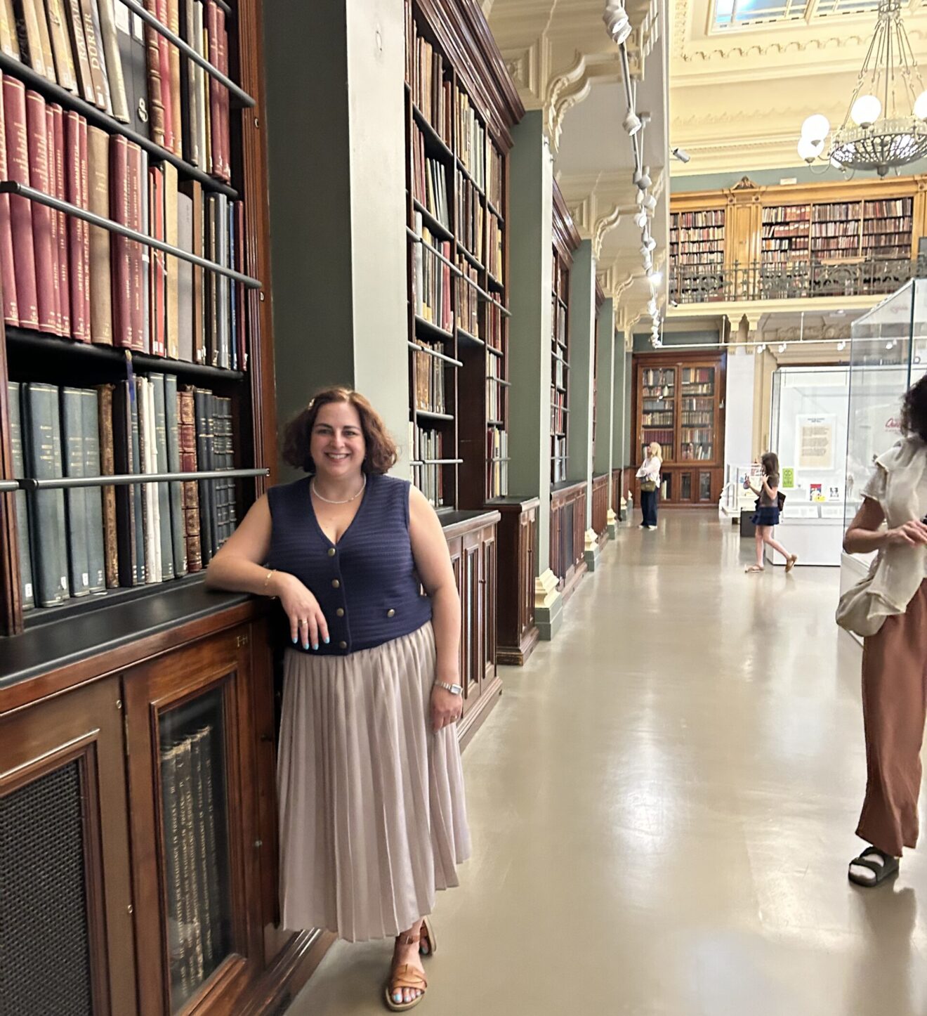Nuestra protagonista en la biblioteca del museo. (Archivo de Catalina Lacueva Bisquert)