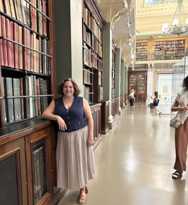 Nuestra protagonista en la biblioteca del museo. (Archivo de Catalina Lacueva Bisquert)