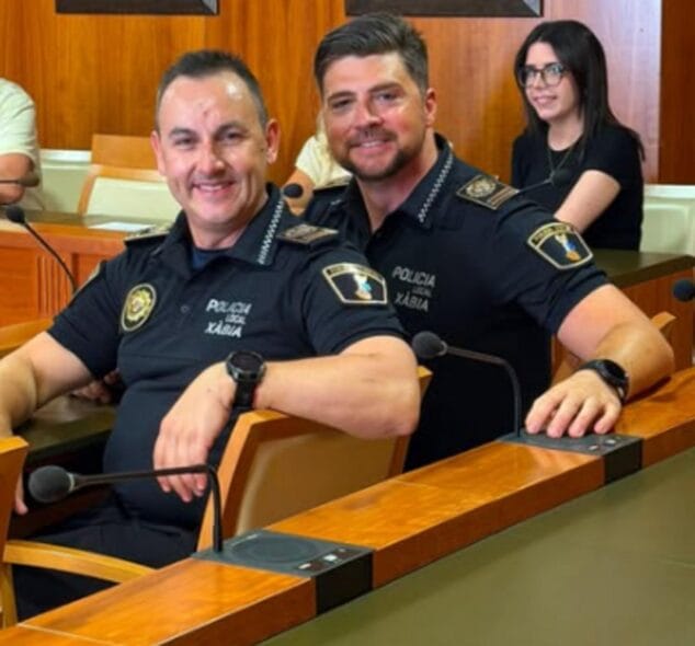 Imagen: Dos inspectores de la Policía Local de Xàbia sentados en una mesa de conferencias.